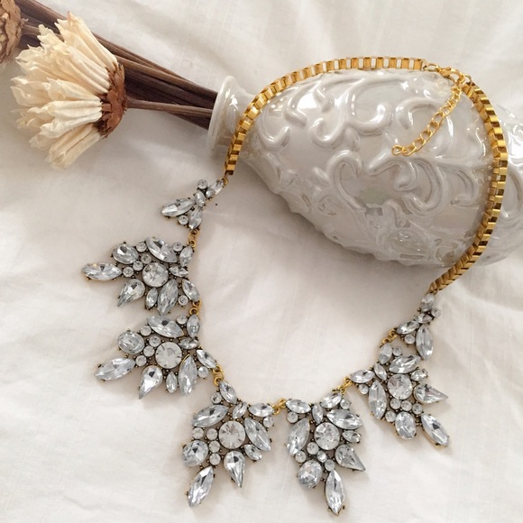 Boutique Jewelry - 💥LAST 1💥Clear Crystal Flower Statement Necklace