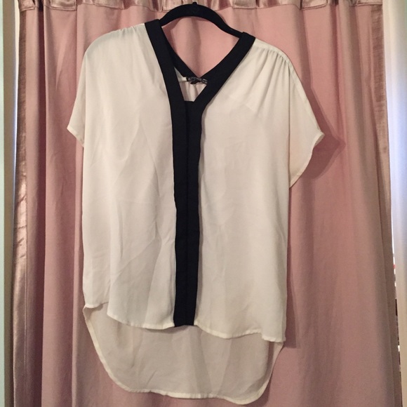LIMITED TIME PRICE DROP Express shortsleeve blouse