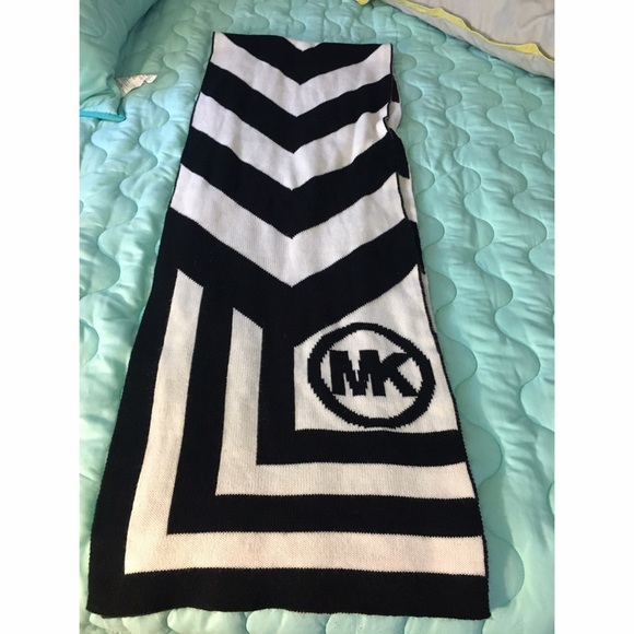Michael Kors scarf - Picture 2 of 3