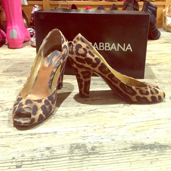 Authentic dolce and Gabbana leopard print pumps