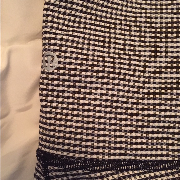 *SOLD* Black and white lululemon crops - Picture 3 of 4
