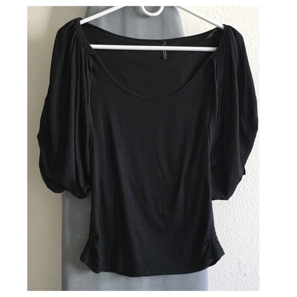 [SOLD] Guess flutter sleeve top - Picture 2 of 3