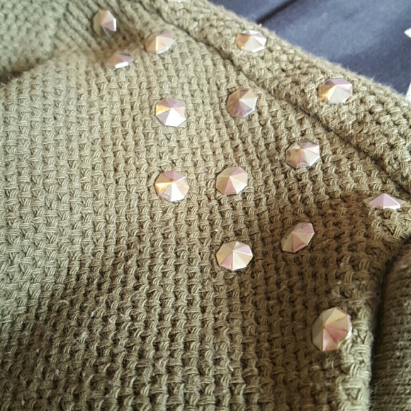 Short Sweater - Picture 2 of 2