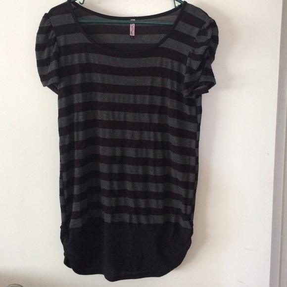 Cute maternity top.
