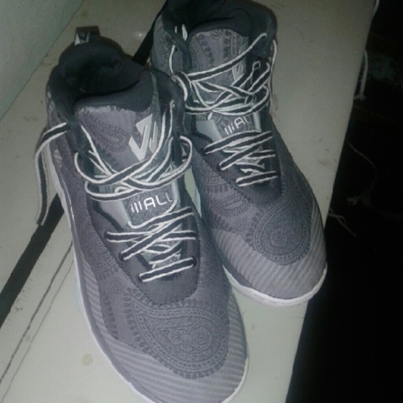 Basketball sneakers?? (john walls)