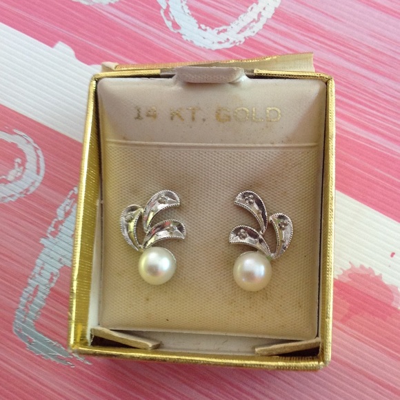 14k white gold and pearl earrings PRICE REDO💕