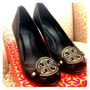 NEW ~ TORY BURCH Amanda Peep Toe Logo Wedge Pump