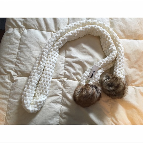 Faux Fur White Scarf - Old Navy - Picture 2 of 3