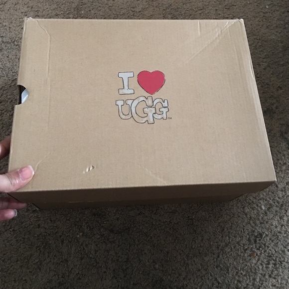 New in box authentic uggs for womens size 5 kids 3