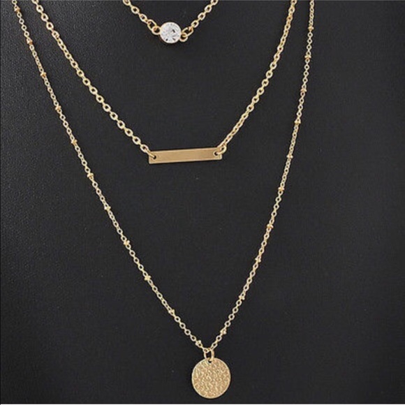 SALE 🎀 BRAND NEW TRIPLE LAYERED GOLD NECKLACE 🎀