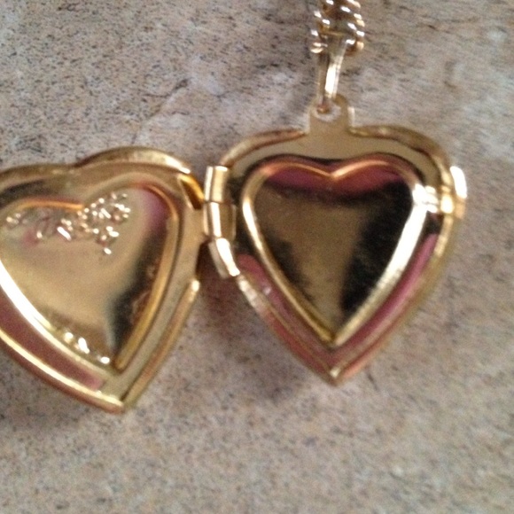 ‼️SOLD‼️BEAUTIFUL HEART SHAPED LOCKET - Picture 2 of 4