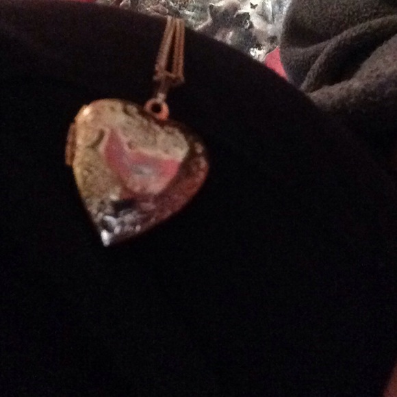 ‼️SOLD‼️BEAUTIFUL HEART SHAPED LOCKET - Picture 3 of 4
