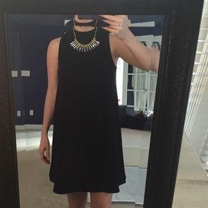 Mid collar black shift dress