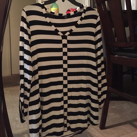A blouse with stripes white and black very casual