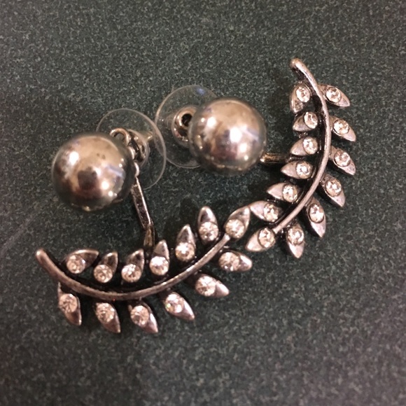 Silver hypoallergenic Leaf Earrings - Picture 2 of 2