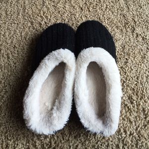 Size 8 fuzzy slippers