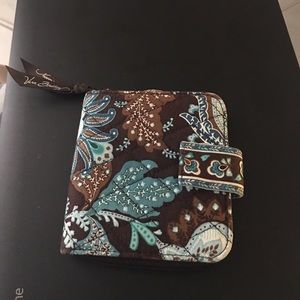 NWOT offers Vera Bradley wallet!