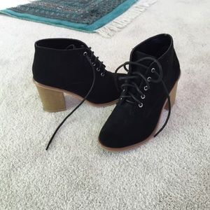 Black heeled booties/ ankle boots w black laces
