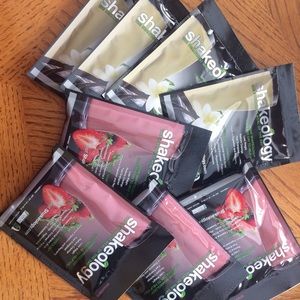 8 Shakeology packets! 4 strawberry, 4 vanilla!