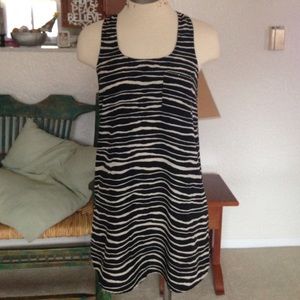 Beautiful top. Lined in silver beading.