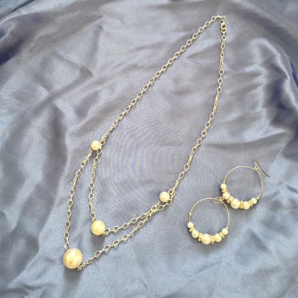 Beautiful two tier pearl necklace and earring set