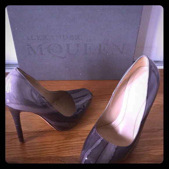 Alexander McQueen Watercolor Pump size 6.5