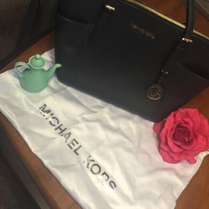 JET SET TOP-ZIP SAFFIANO LEATHER TOTE