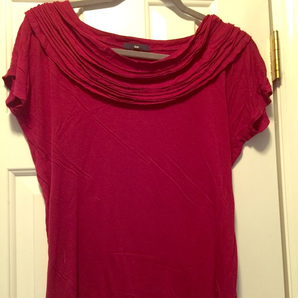 🌈 Dressy GAP crimson red holiday tee