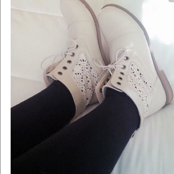 Leather Lacey-Cutout Booties in CREAM Size 7