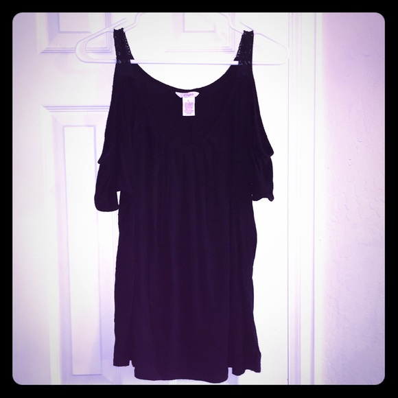 🎉Peek a boo shoulders black shirt🎉