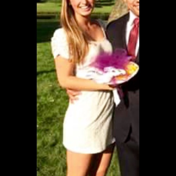 Gorgeous Guess Lace Dress - Picture 4 of 4