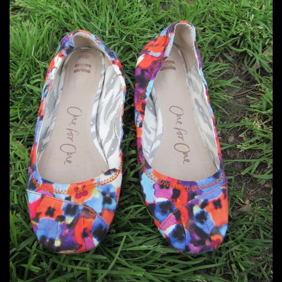 TOMS Shoes - Adorable preloved flats by Toms