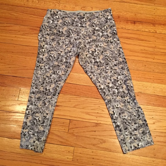 Lululemon cropped yoga pants