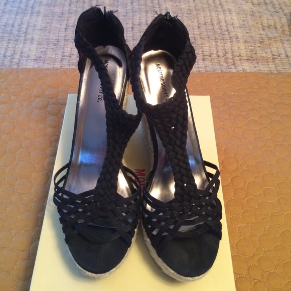 Black wedges