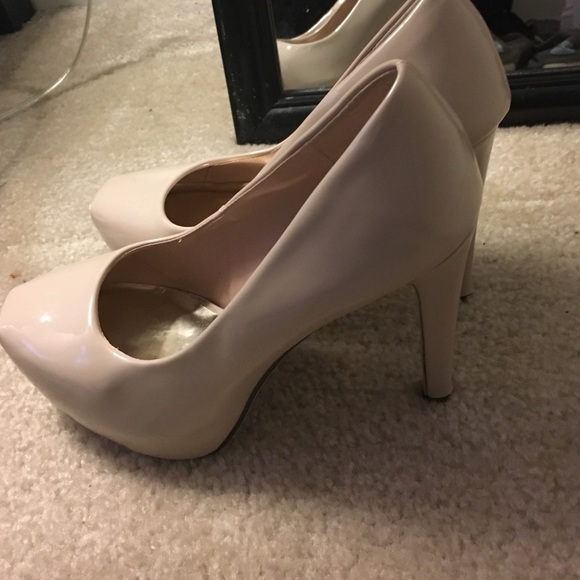 Nude Pumps - Picture 2 of 2
