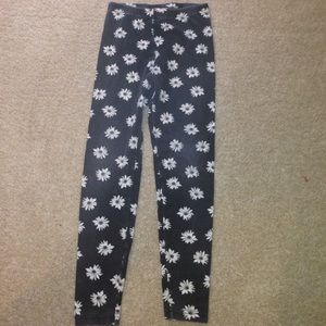 Daisy print leggings.