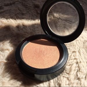 • Mac Mega Metal Eyeshadow •