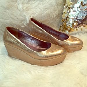 amazing gold metallic flatform shoes!