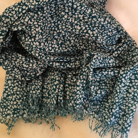 Beautiful scarf bundle - Picture 2 of 4