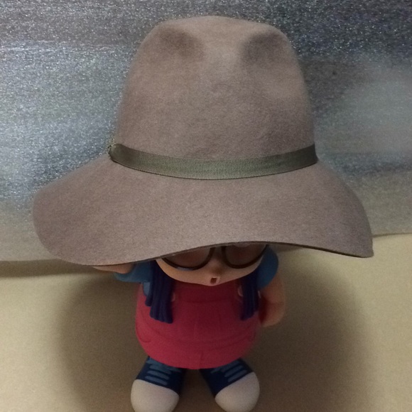 Brand New! August Hats Chain Fedora - Putty