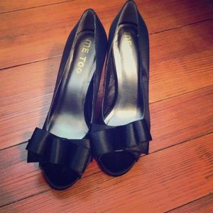 Black heels with bow