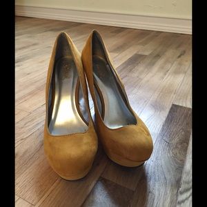 Yellow Wedges! Perfect for spring & summer 💛