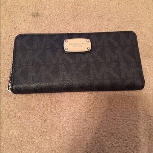 Black Michael Kors Jet Set wallet