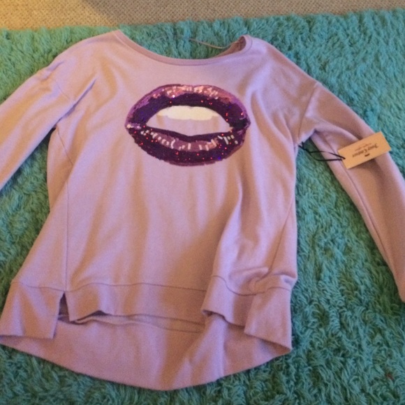 A cute and stylish T-shirt with a lip in front👄
