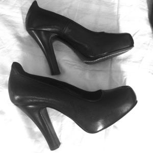sz 6 Nanette Lepore heels w/ slight peep toe