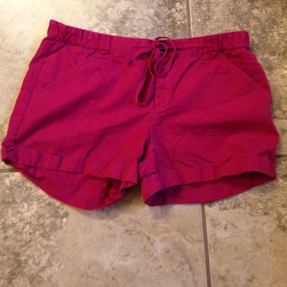 Cranberry shorts with drawstring