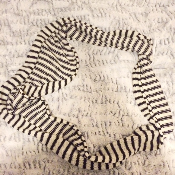 FOREVER 21 BLACK AND WITE KNIT SCARF