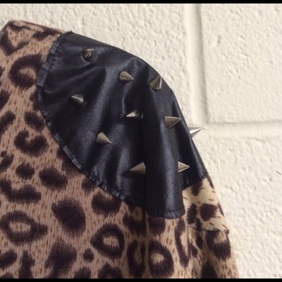 Cheetah print top - Picture 2 of 3