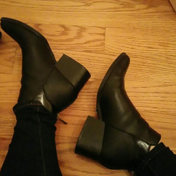 Used pointed wedges by vera wang