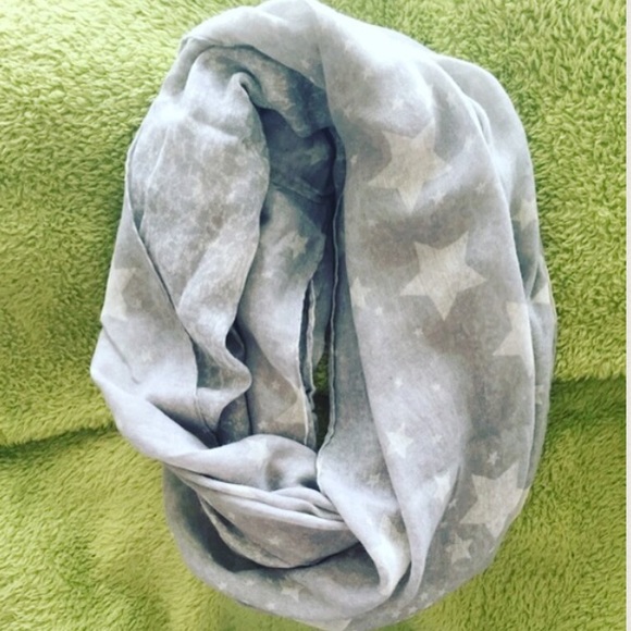 Juicy couture gray and white scarf - Picture 2 of 4